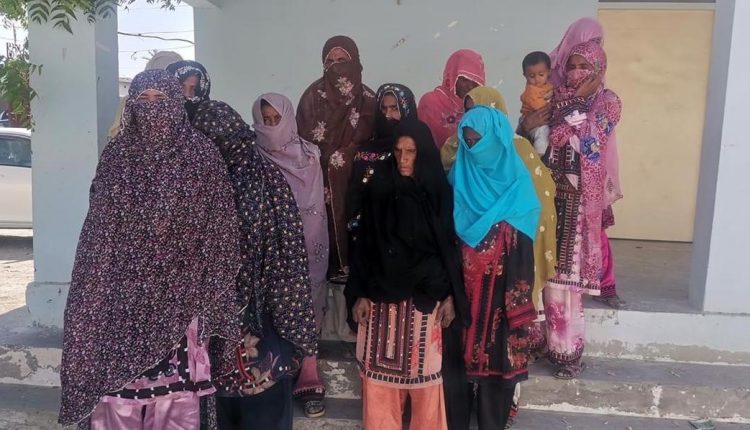 دشت میں نجی کمپنیوں کے ٹاورز کو اڑانے کے خلاف خواتین کا پریس کلب کے سامنے احتجاج