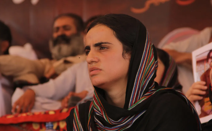 گزشتہ رات دکی میں 20 غریب کان کنوں کا بہیمانہ قتل واضع ہے بلوچستان مکمل طور پر لاقانونیت کی سرزمین بن چکا ہے۔ ماہرنگ بلوچ